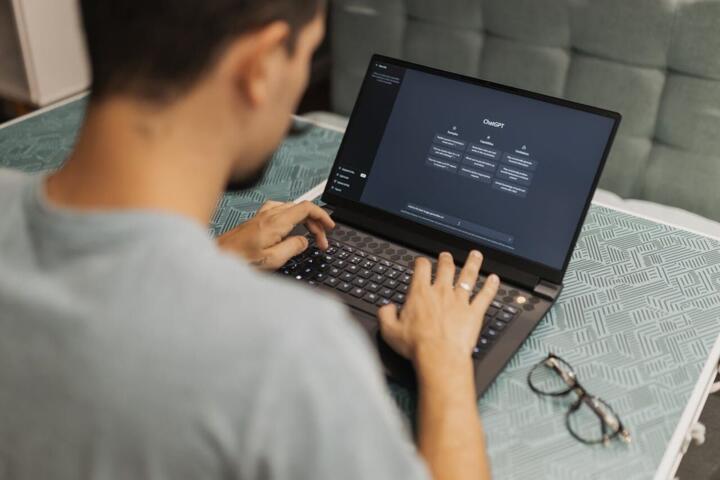 ChatGPT vs Claude: Which AI Assistant for Work?